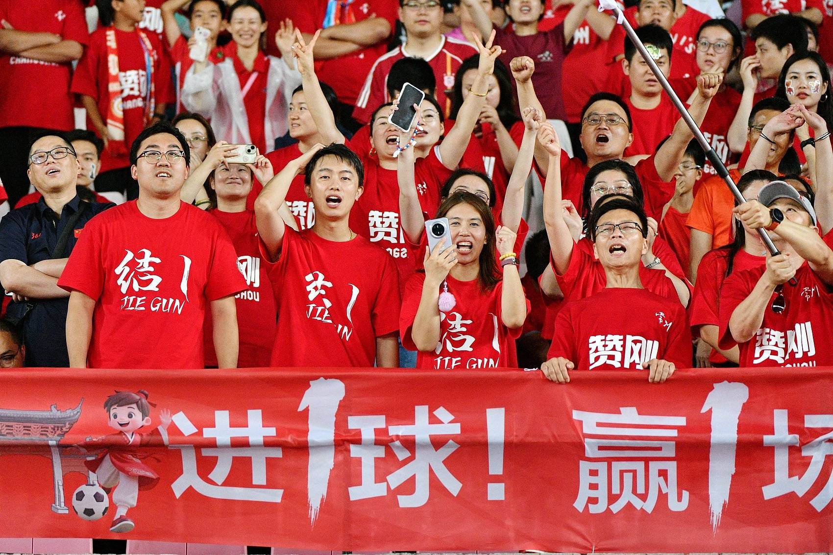 苏超之火背后:一场“散装江苏”的集体喜剧