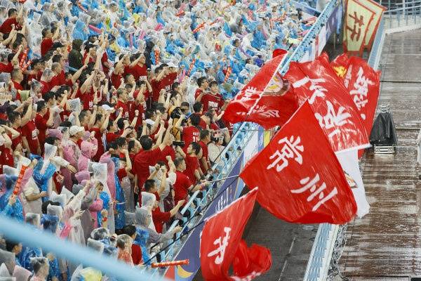 苏超之火背后:一场“散装江苏”的集体喜剧