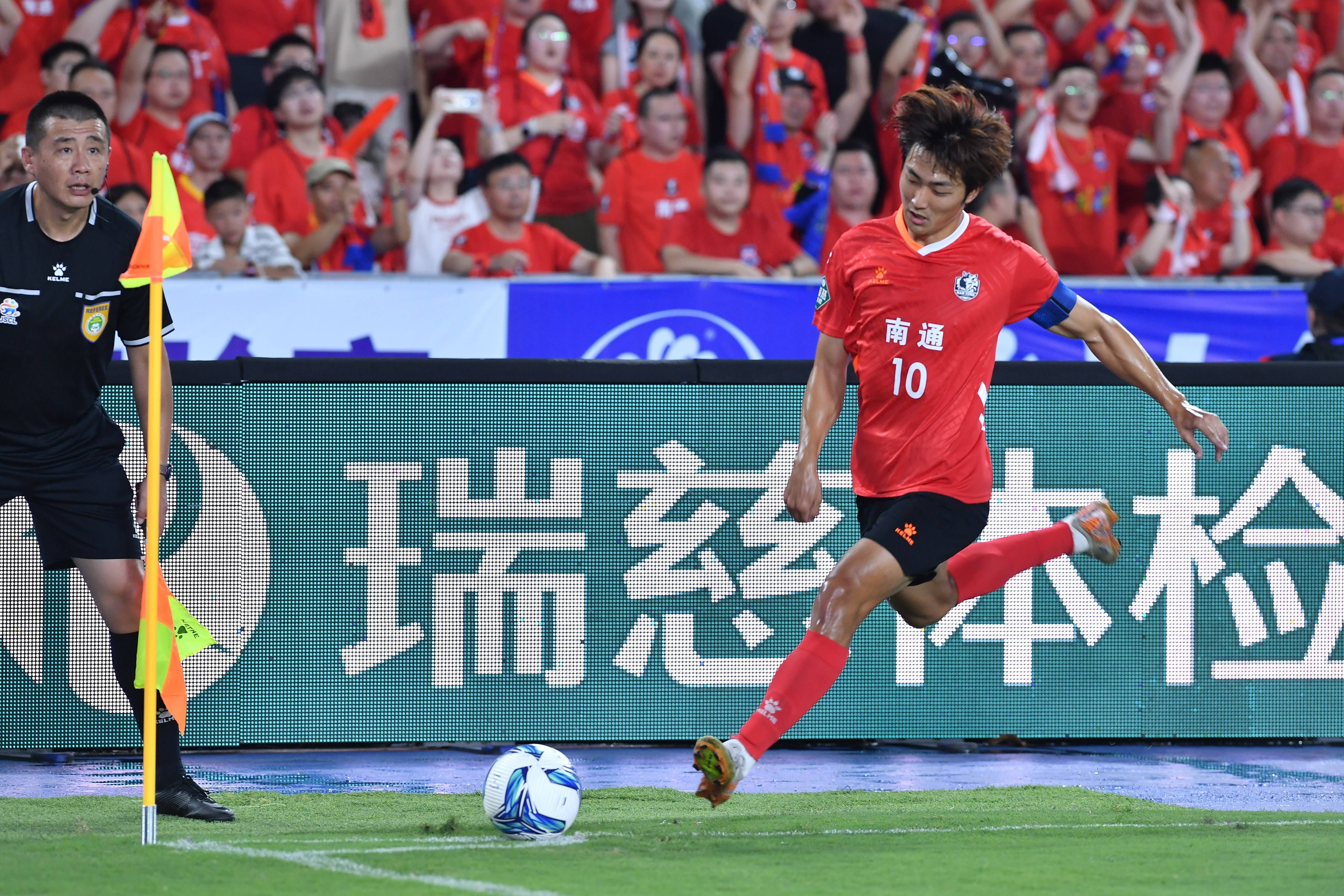 (体育)足球——江苏省城市足球联赛:南通队胜盐城队