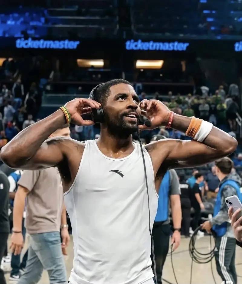 NBA :欧文接受采访时表示,球员签约的合同不应公开,这样对球员不好