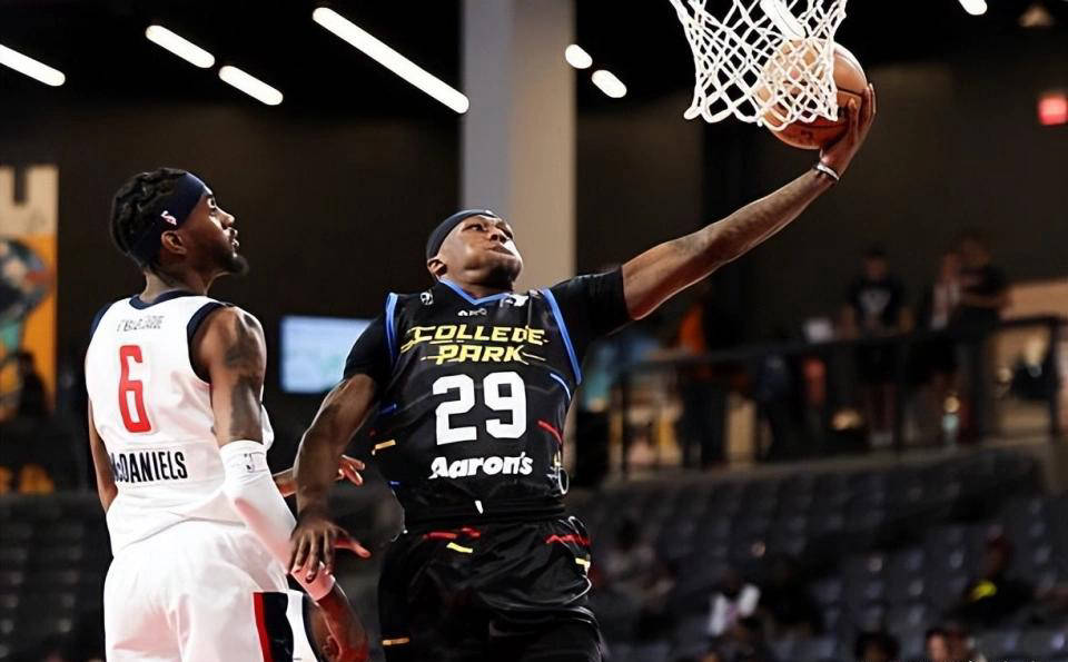 萨克拉门托国王签下三份双向合同，队内名额已满