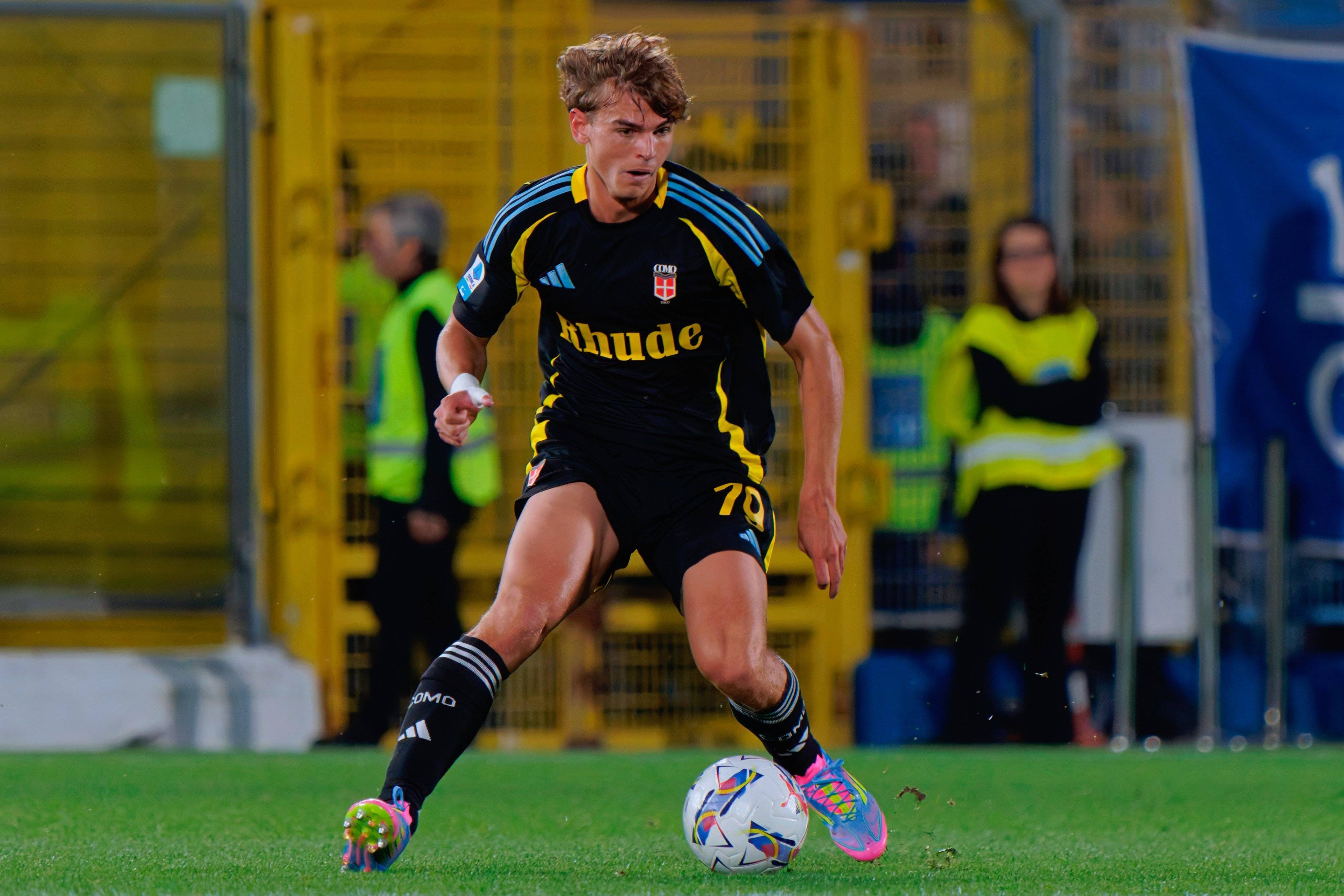 TA：热刺有意尼科-帕斯补强中场，不过科莫无意放人