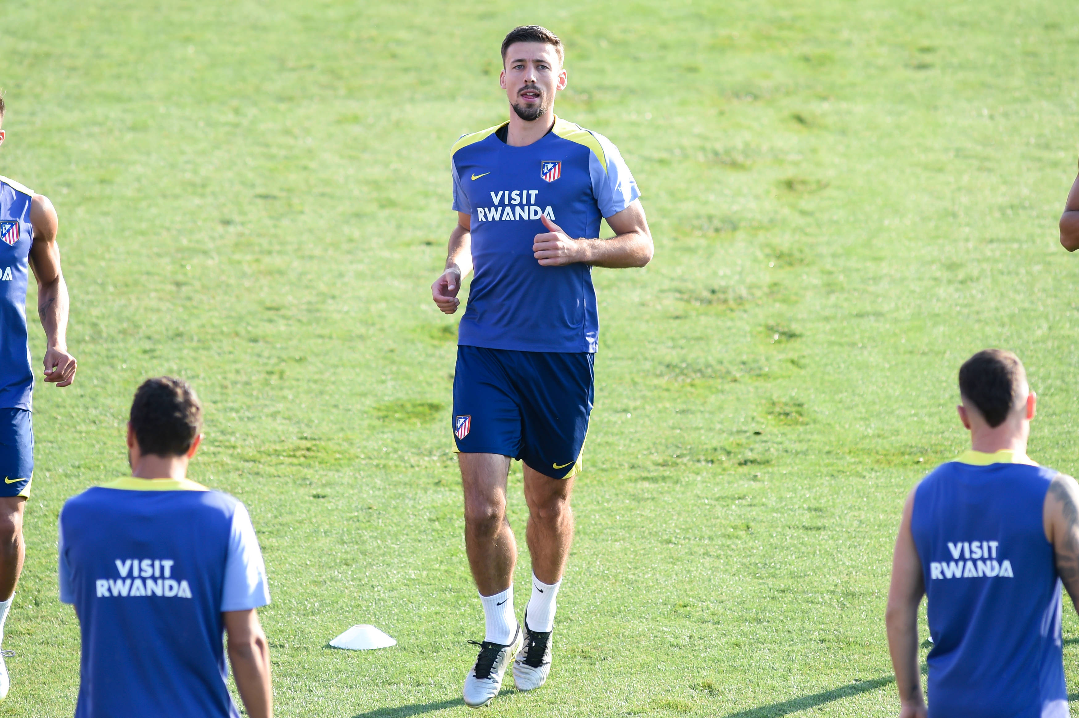 (体育)足球:马德里竞技一队备战新赛季