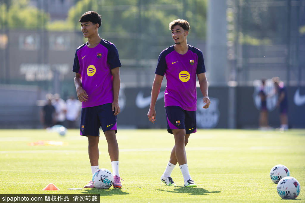 德容缺席训练，巴萨备战莱万特：隐私背后的深意与赛季挑战